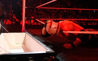 Kane pleurant Undertaker Kane sur le cercueil de son frère