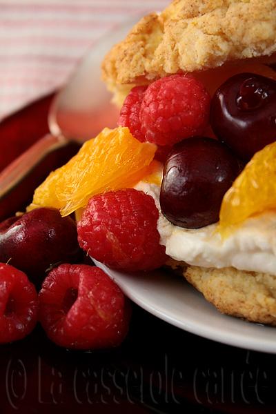 Cent-septième participation aux TWD - Petits shortcakes moelleux orange-cerises-framboises