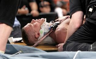John Cena sur une civière à Raw du 07/06/2010 John Cena sur une civière à Raw du 07/06/2010