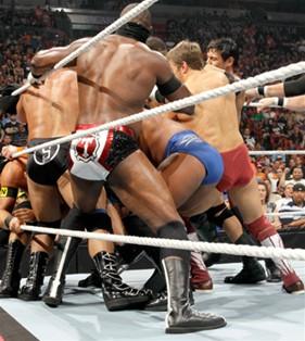 Les rookies de NXT attaquent John Cena Les rookies de NXT attaquent John Cena