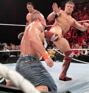 John Cena attaqué par les rookies de la NXT John Cena attaqué par les rookies de la NXT