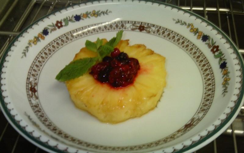 Ananas et fruits rouges poêlé au miel Ananas et fruits rouges poêlé au miel