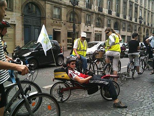 jeune cycliste allongé rue Royale cyclisme-0762.JPG