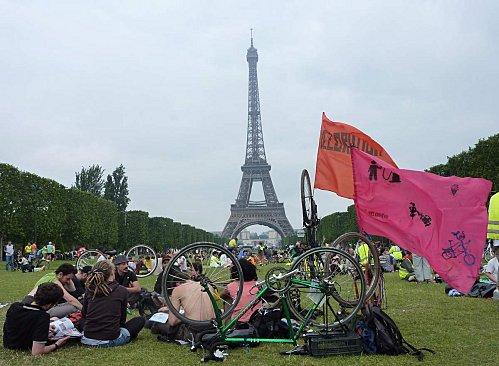 Drapeau de vélorution au Champ de mars convergence.JPG
