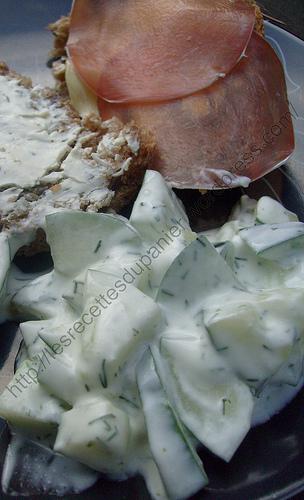 Salade de concombre à la crème aigre / Cucumber in sour cream salad / Mizeria