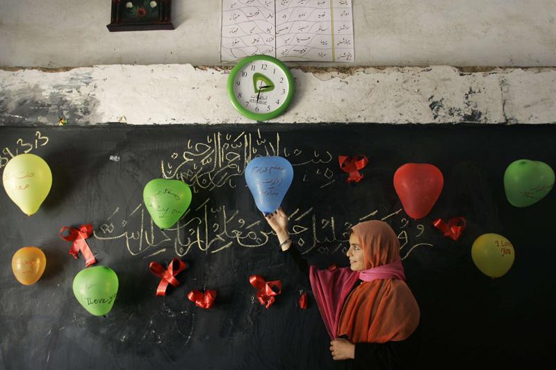 À Hérat, ville de l’ouest de l’Afghanistan, cette femme décore la salle de classe à l’occasion de la célébration de la journée des enseignants, lundi 24 mai. 