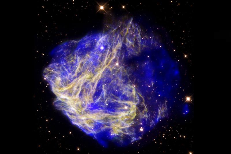 Les télescopes Hubble et Chandra ont photographié le reste de la supernova N49, située à 160.000 années lumière, dans la galaxie du grand nuage de Magellan, mardi 1er juin. 