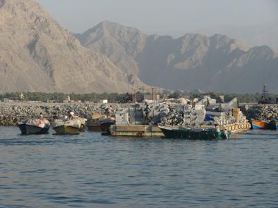 3- port de Khasab contrebandiers iraniens déchargent leurs bateaux.jpg