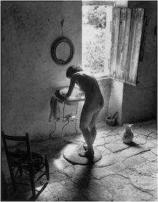 Erotisme des angles : Milla Jovovitch pose nue devant Mario Sorrenti