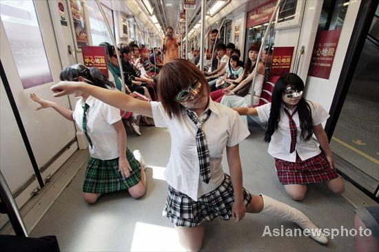 Pole dance dans le métro de Nankin