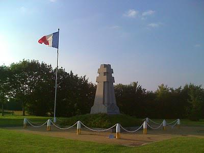 Monument du 11 mai 1945 à Bouvron Monument du 11 mai 1945 à Bouvron