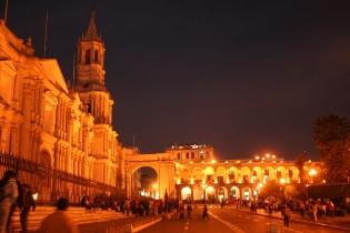 Voyage et Tourisme au Pérou – Cathédrale sur la Place des Armes d’Aréquipa, Pérou