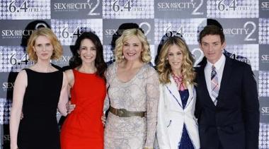 Actresses (L-R) Cynthia Nixon, Kristin Davis, Kim Catrall and Sarah Jessica Parker and Director Michael Patrick King (R) pose for photographers during a photo call for Sex and the City 2 in Tokyo May 31, 2010. REUTERS/Michael Caronna (JAPAN - Tags: ENTERTAINMENT)
