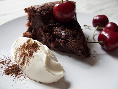 Gâteau fondant au chocolat Valrhona et aux cerises