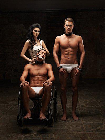 L'homme en laisse par une dominatrice de charme gqstylerhomotography2