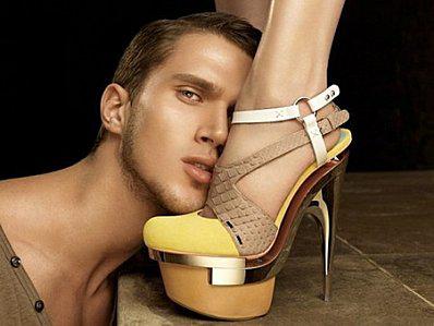 L'homme en laisse par une dominatrice de charme versace