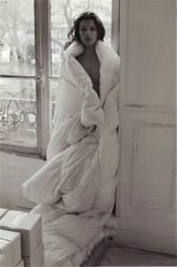 Erotisme des angles : Milla Jovovich pose nue devant Mario Sorrenti
