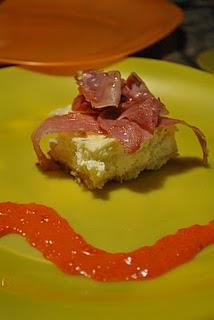 Mini-gâteaux au camembert et au prosciutto, coulis des poivrons rouges