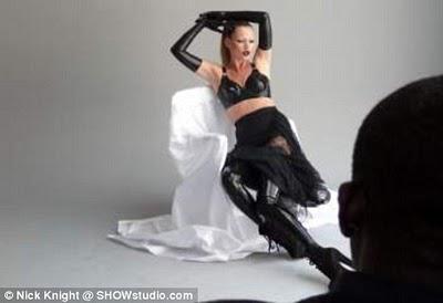 ♠ Kate Moss en mode bondage : un rôle de dominatrix parfait pour I-D Magazine ♠