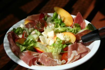 Blog de mes-envies :Mes envies, Salade tomate, mozzarella, pêche  et jambon de Parme
