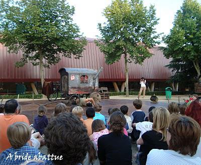 Cavalo Kanibal plante son cirque forain dans la cour d'une école d'Antony (92)