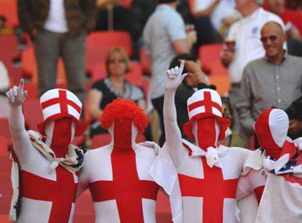 Pas étonnant que ces supporters anglais soient heureux : ils ne voient même pas jouer leur équipe !