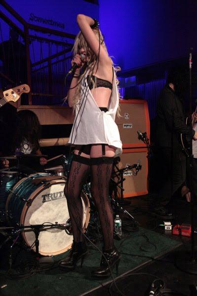 ♠ Taylor Momsen en pleine promo tente de faire parler d'elle : elle montre ses sous vêtements, l'Amérique est choquée ! ♠