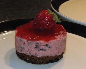 Mousse à la fraise sur un sablé breton zoom