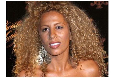 Loft Story 2. Leslie n’a pas changé, elle est toujours « barrée »…Mais drôle ! 2 Vidéos Afida Turner Loft Story 2 Leslie Vilaine Fille single