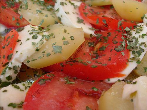 Salade de pommes de terre, tomates et mozzarella / Potatoes, tomatoes and mozzarella salad