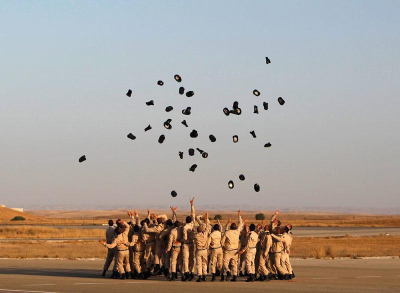 Lundi 28 juin, ces cadets de l’armée de l’air israélienne jettent leurs képis lors d’une cérémonie à la base aérienne de Hatzerim.