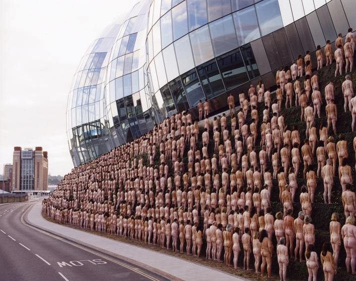 LE FESTIVAL D'AURILLAC INVITE L'ARTISTE SPENCER TUNICK LE FESTIVAL D'AURILLAC INVITE L'ARTISTE SPENCER TUNICK