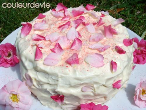 Gâteau nuage aux pétales de rose