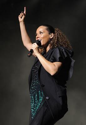 Alicia Keys tombe durant le Essence music Festival