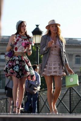 Gossip Girl en tournage à Paris honore la capitale de la mode avec des tenues sublimes !