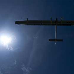 Solar Impulse : l’avion solaire réussit son vol nocturne