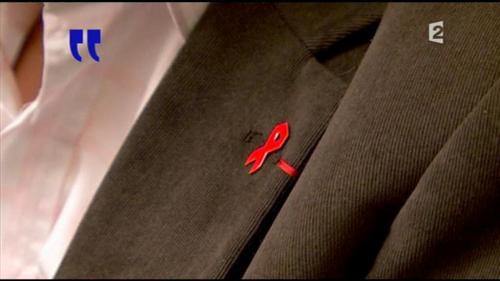 Après les Etats-Unis, la Chine, la Namibie est le 3ème pays à lever, en 2010, son interdiction de territoire aux séropos ! France 2 jlr noeud rouge.jpg