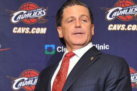 Dan Gilbert le propriétaire des Cavaliers, particulièrement remonté contre LBJ. S'il veut gagner quelque chose, je lui conseille de racheter les Indians (parce que Larry Dolan est aussi nul que Jim Dolan le patron des Knicks) dont la masse salariale est la moitié du contrat proposé à James.