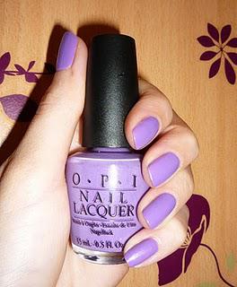Maquillage violet et ongles assortis. Maquillage violet et ongles assortis.