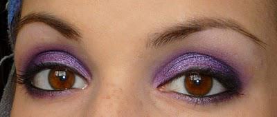 Maquillage violet et ongles assortis. Maquillage violet et ongles assortis.
