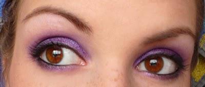 Maquillage violet et ongles assortis.