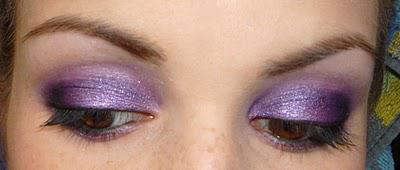 Maquillage violet et ongles assortis. Maquillage violet et ongles assortis.
