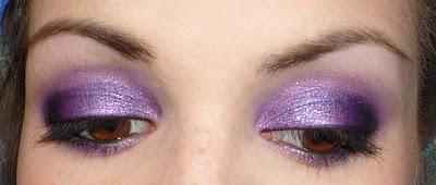 Maquillage violet et ongles assortis.