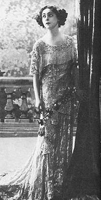 Vert pâle sur Alla Nazimova.