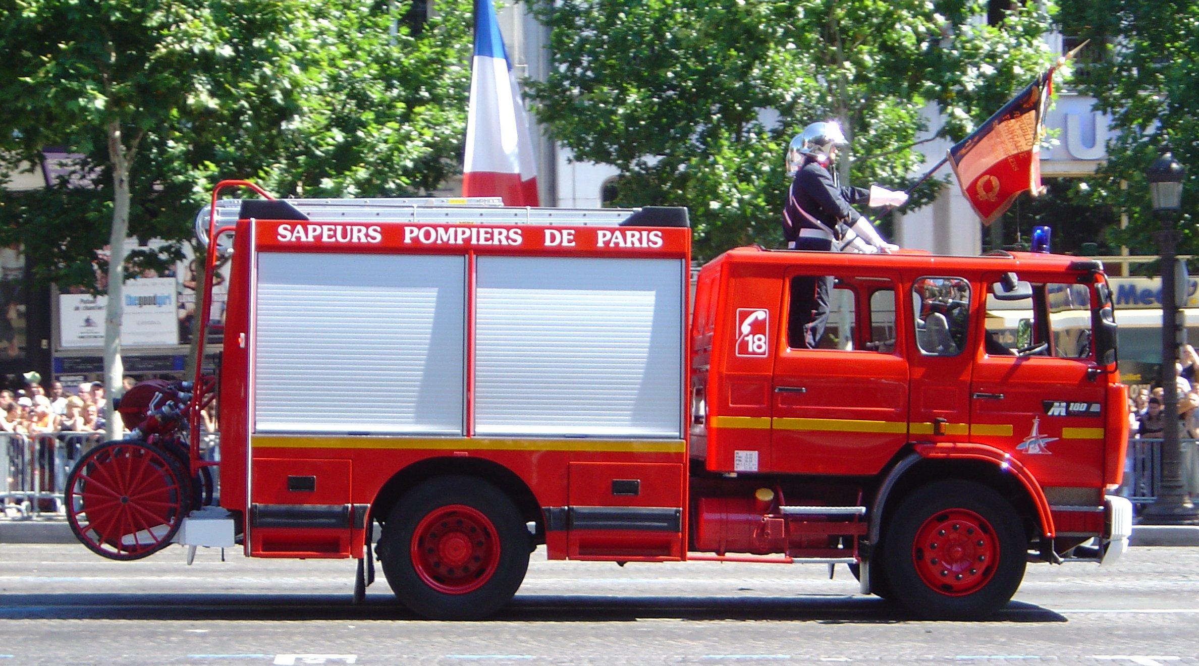 French_fire_engine_parading_DSC00870.jpg