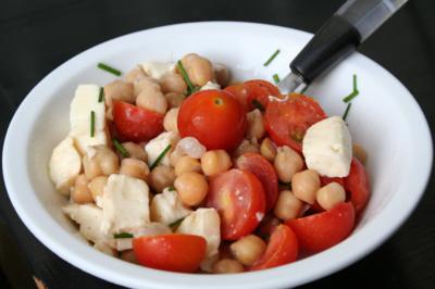 Blog de mes-envies :Mes envies, Salade de tomate cerise, mozzarella et pois chiche
