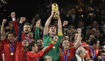 RTL sport - Iker Casillas soulève le trophée Jules Rimet