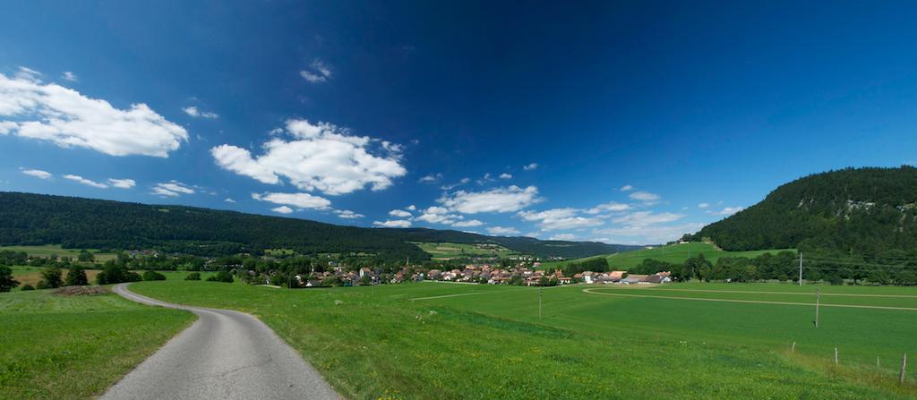 Môtiers depuis la route du Château Môtiers (Panorama)