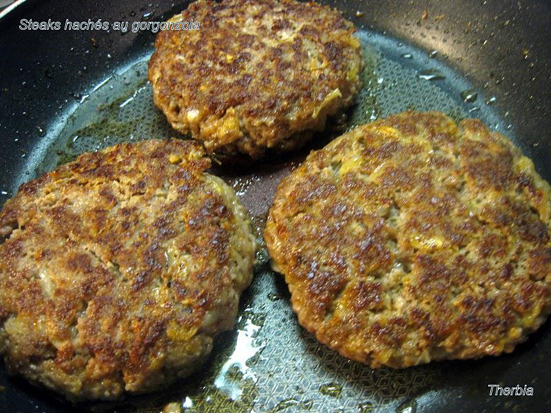 Steaks hachés au gorgonzola http://lh5.ggpht.com/_R_hDG-ur51A/S9SY_v36AUI/AAAAAAAAJ-M/vYLeGEpeAwY/s800/IMG_2170.JPG