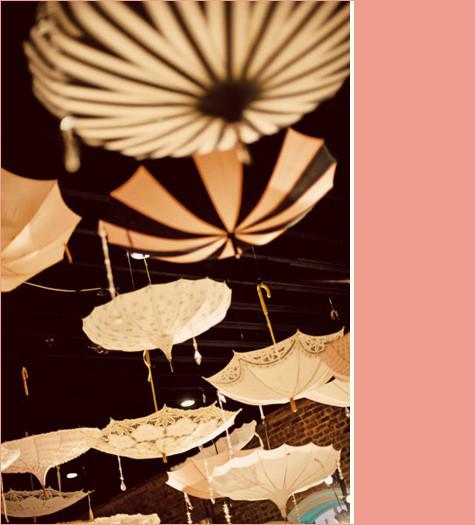 Décoration de plafond originale avec des ombrelles
